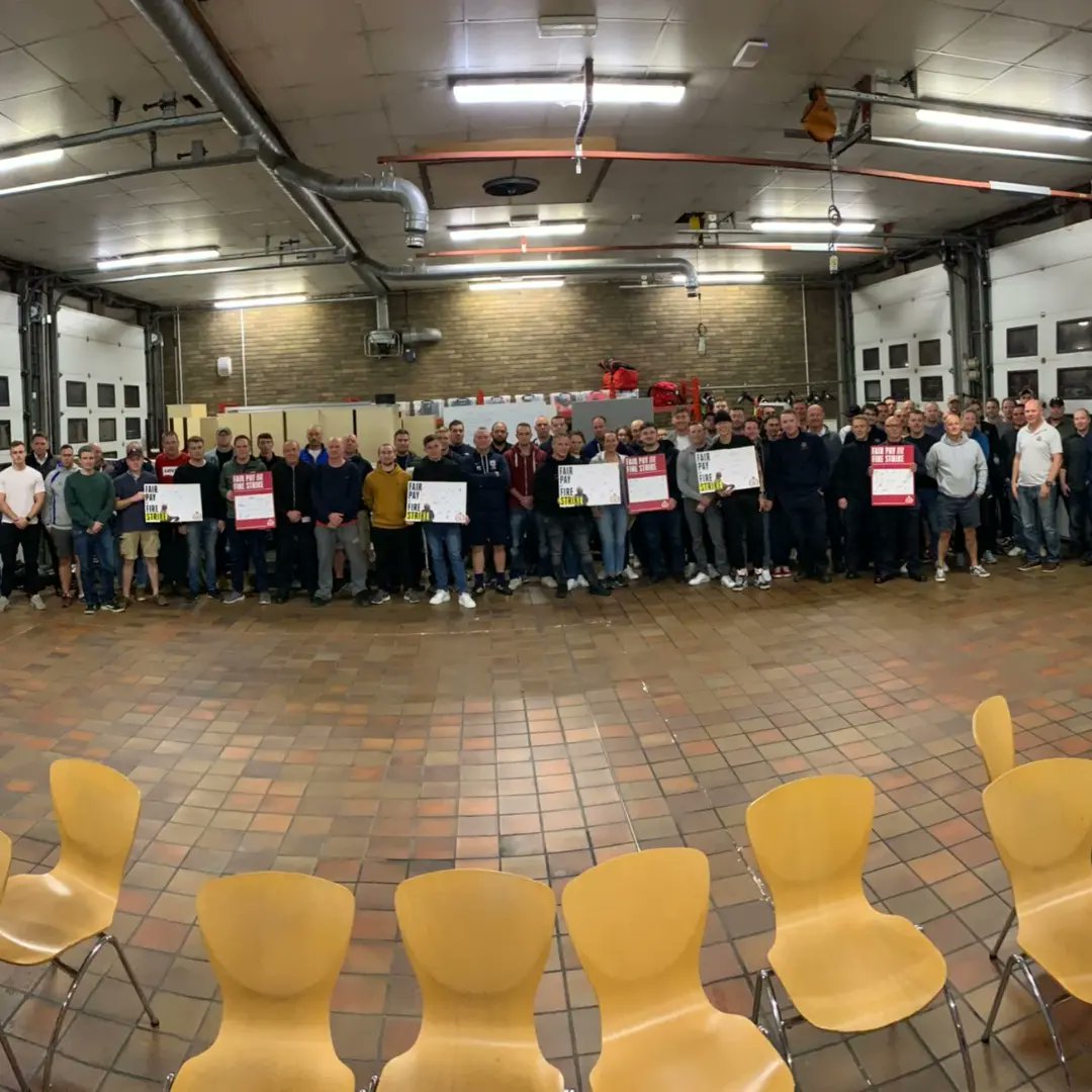 FBUCambs's tweet photo. A huge show of solidarity and strength this evening in Cambridgeshire. FBU members making it known that enough is enough!

All FireFighters are asking for is a fair pay rise

#FairPayOrFireStrike  #EnoughisEnough #Solidarity #FBU https://t.co/e7c9NYeA7d
