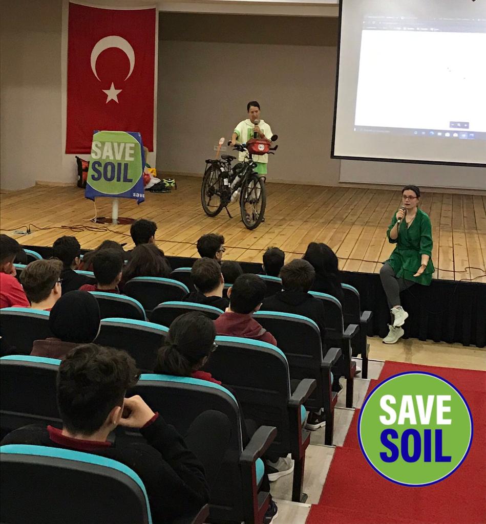 wheelsforsoil's tweet image. Whilst in Istanbul #Turkey Nathalie shares her adventure so far and her unwavering passion for #SaveSoil with teenagers. An inspiration to many, Nathalie never loses sight of her ambition, and why it is so very important @cpsavesoil #SpeakForSoil @SadhguruJV #ForPeopleForPlanet