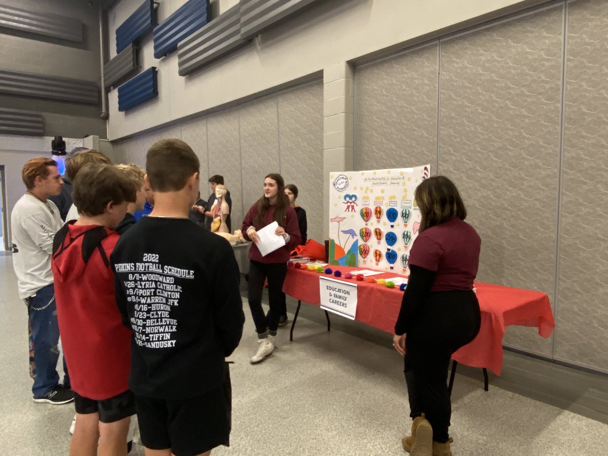 EHOVEefc's tweet photo. EFC2 telling the 8th graders what our lab is about at the 8th grade career fair! #EHOVEvips #EHOVEworks #EFC2 https://t.co/I2L45HO32G