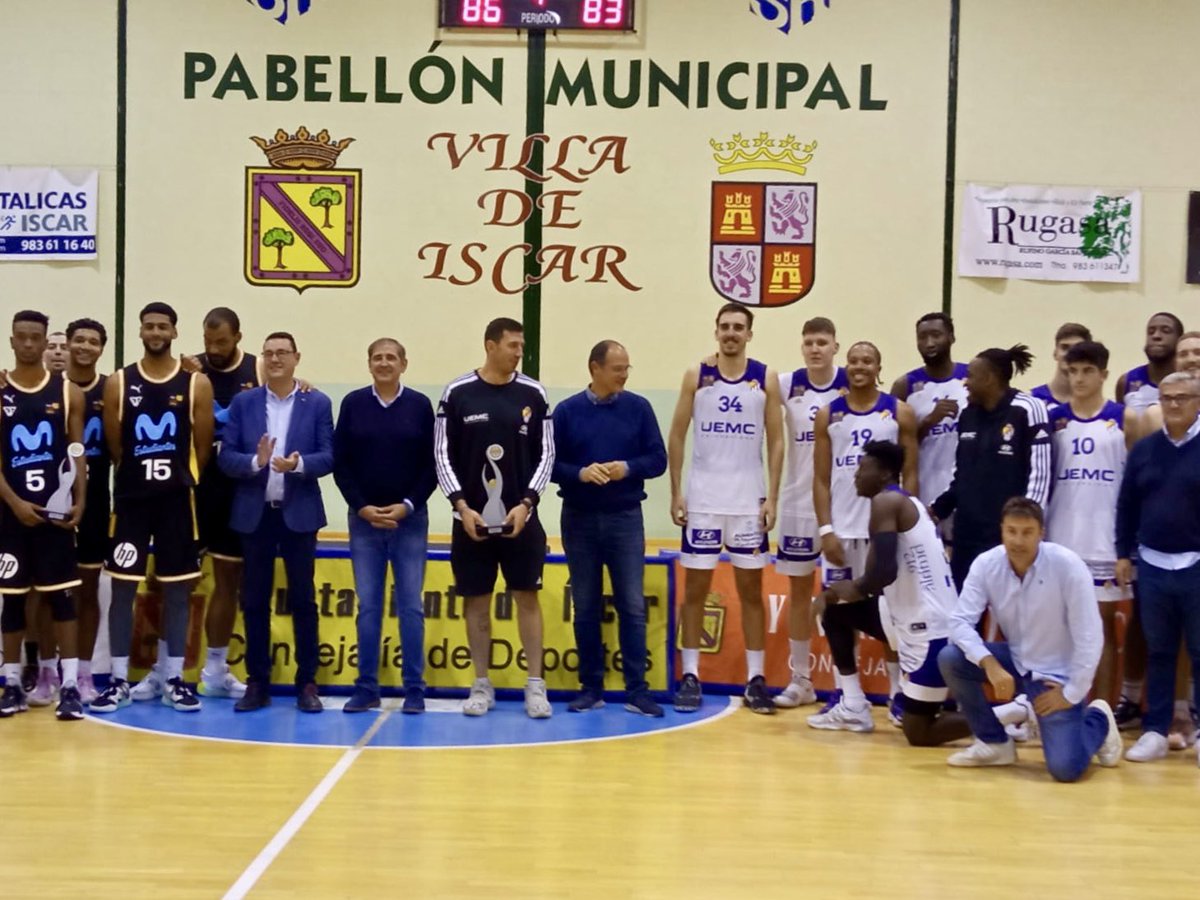 El @RVBaloncesto se adjudica el XXV Trofeo de Baloncesto Diputación @alimentosVLL tras vencer en Íscar 8️⃣6️⃣-8️⃣3️⃣ a @MovistarEstu. 

El diputado de Deportes y Juventud, @javiglezvega, entrega el trofeo al capitán, Sergio de la Fuente. 

Enhorabuena #PucelaBasket