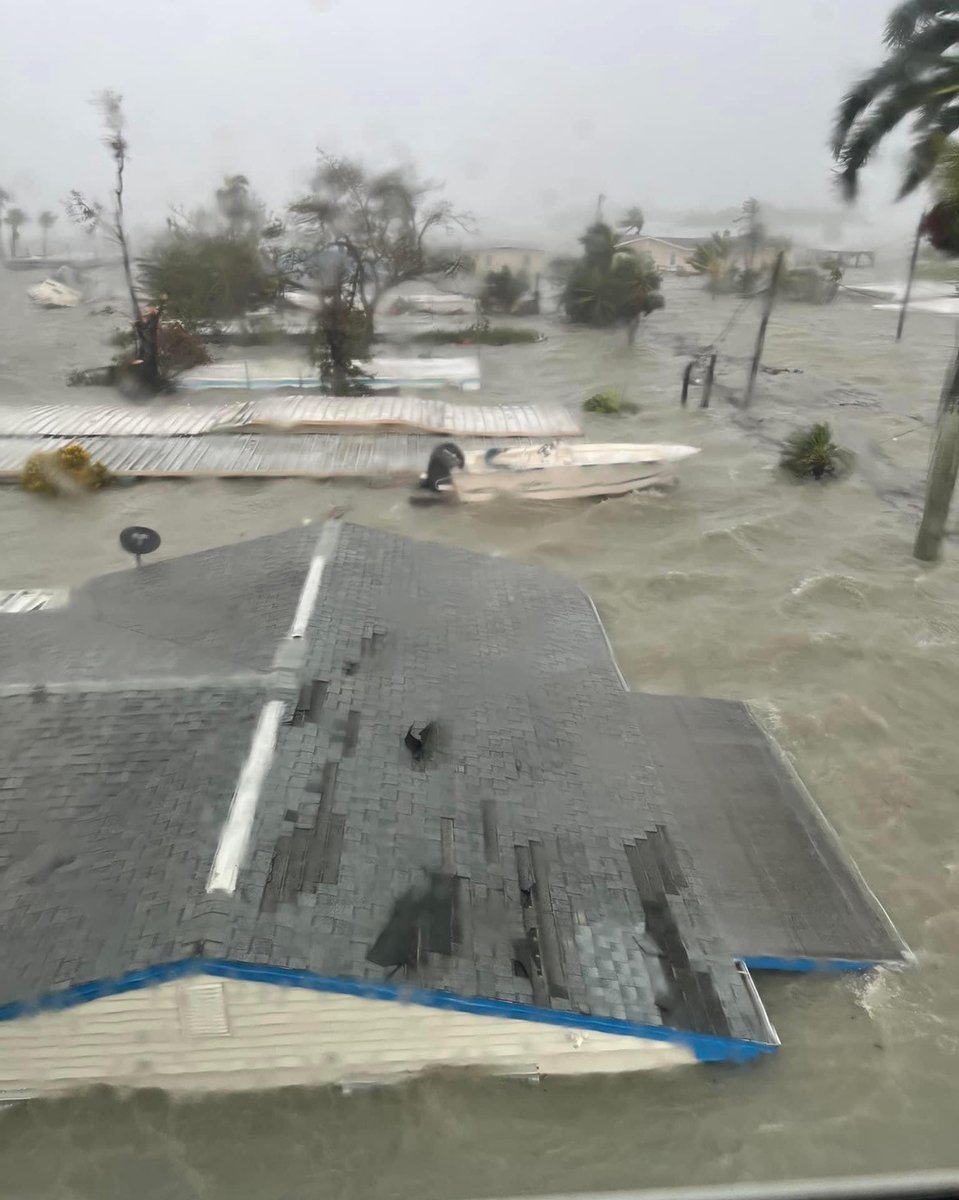 WESH's tweet photo. #HurricaneIan has put parts of Fort Myers under water... https://t.co/TyybUNBEZg