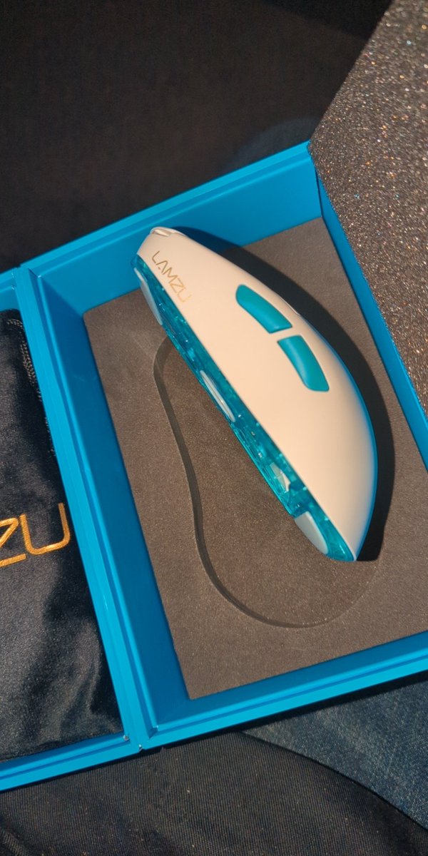 ProdigyNoScope's tweet image. Already picked up the white and blue one now I'm going to pre-order the pink and blue love everything about this mouse so far @Lamzugear