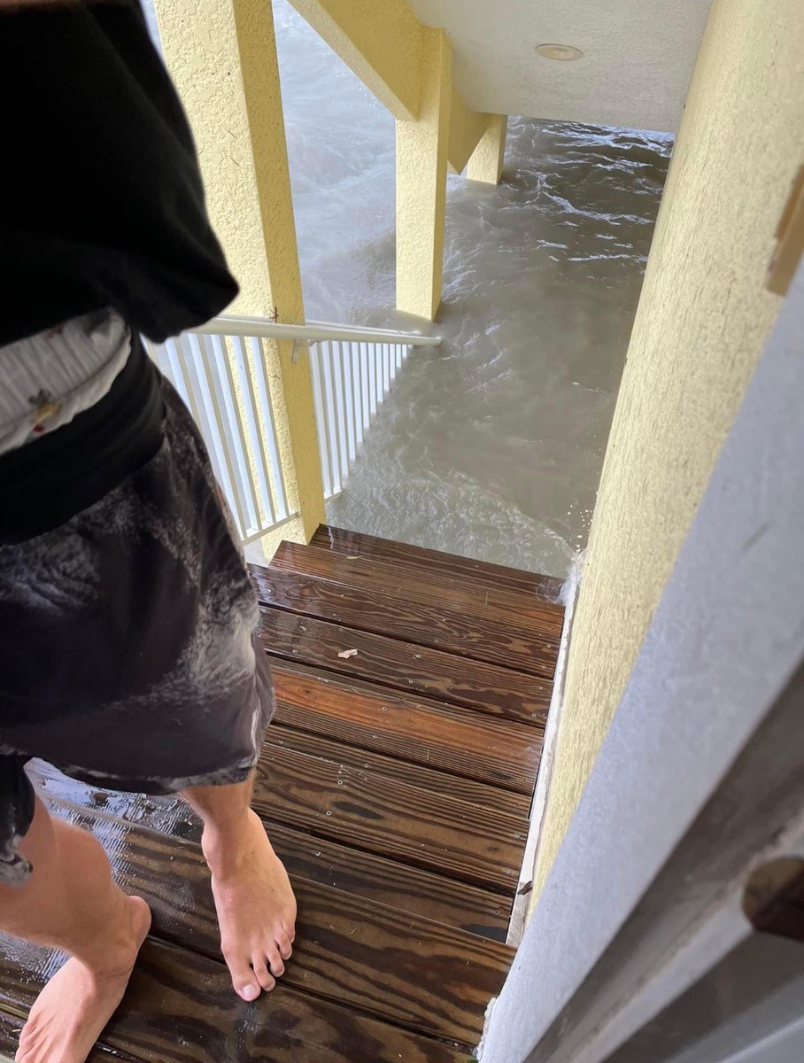 WESH's tweet photo. #HurricaneIan has put parts of Fort Myers under water... https://t.co/TyybUNBEZg