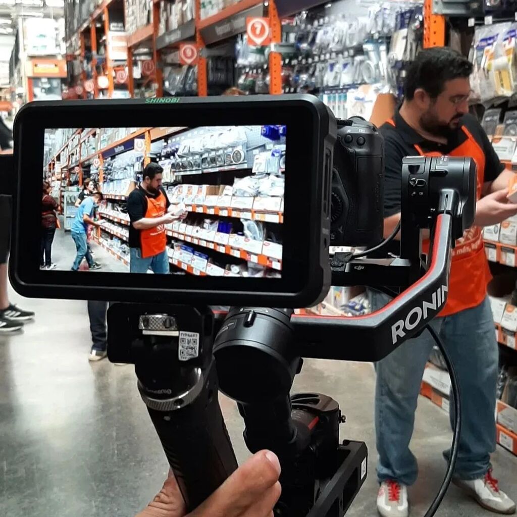 CarlosTVlog's tweet photo. It's a Wrap!!! Finalmente cerramos el ciclo de grabaciones con #homedepot y muy contento de trabajar con @typandart la verdad.

Ojalá vengan mucho más proyectos 🤗☺😆

#actor #actorregio #grabacion #spot #film #actuando #acting #produccion #script https://t.co/CNI7QQysqi https://t.co/IQLxbpd7lr