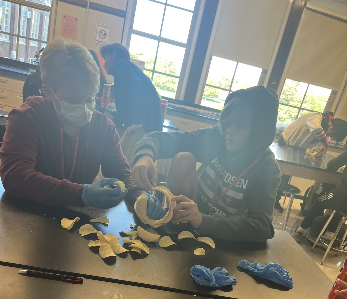 eksarhan's tweet photo. Learning the physics of static equilibrium through team work @Amundsen_HS https://t.co/gQn3mZb3FW