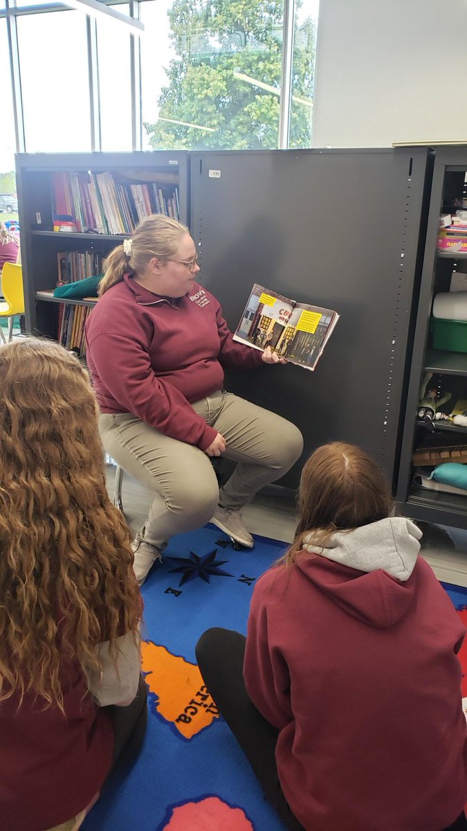 EHOVEefc's tweet photo. EFC2 practicing reading books to each other so we are ready to read for the preschoolers! #EHOVEvips #EHOVEworks #EFC2 https://t.co/fZ5u8q1FaA