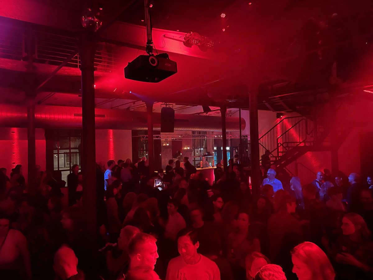 DieVilla4's tweet photo. Die DJs zerhacken &amp; verstümmeln das, was an Sets war. Kein set von mir. Dafür schlimmstes Teenie-Glibber aus ner fürchterlichen Anlage. Schade, so so schade 
Hoffe, die crowd genießt es 
#dgskongress2022 https://t.co/Bf4UtIadoX