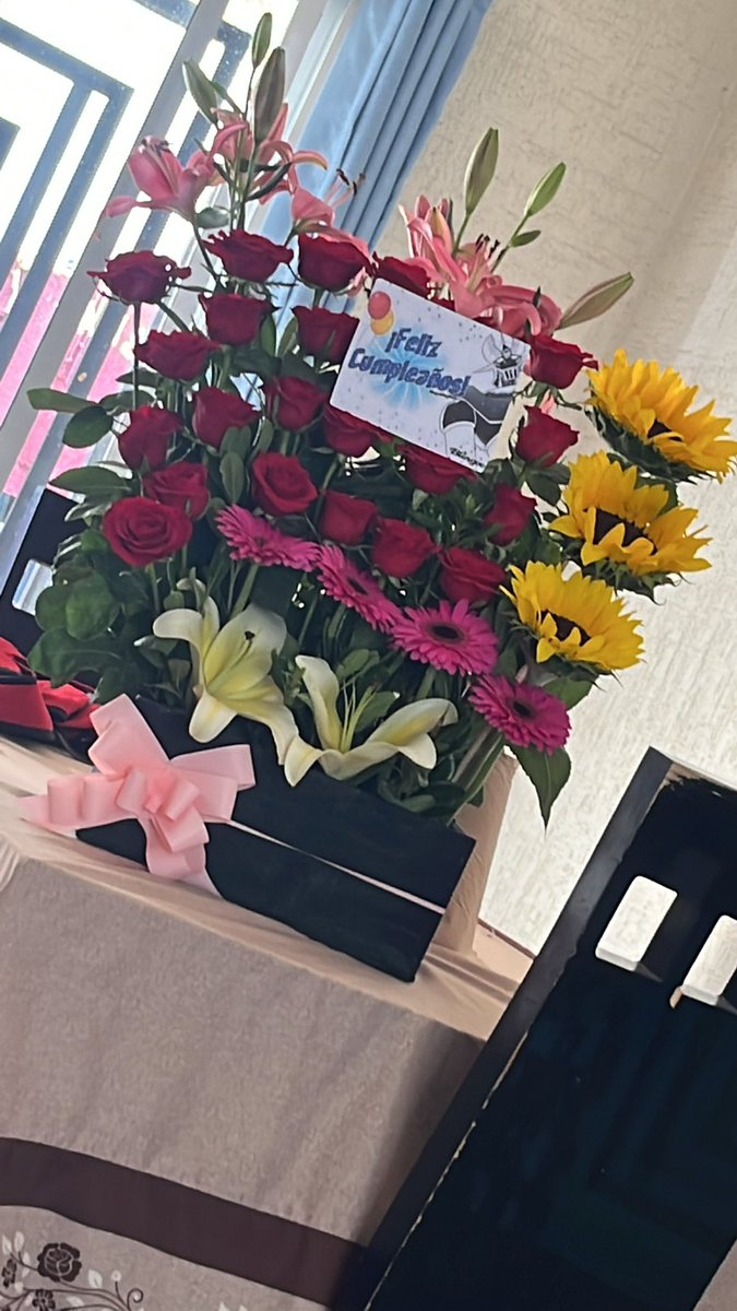 gunsback's tweet image. Que por ser homosapiens macho no puedes recibir flores? Naaa si. Gracias @prettysandyy