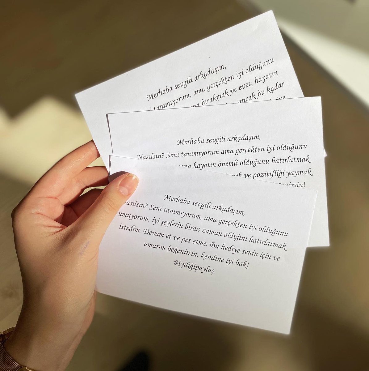 Her ay 5 yabancıya iyiliği ve nezaketi yaymak amacıyla sürpriz kutular gidecek! O şanslı kişilerden biriysen #iyiliğipaylaş hashtagiyle mutluluğunu bizimle paylaş 🥰