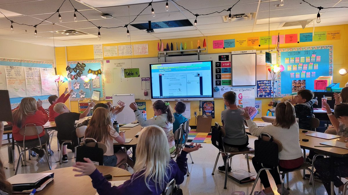 MrsThomasTeach5's tweet photo. Dogwood 5th Graders got a live lesson with @gregtangmath today!  We are so thankful for these opportunities to learn!! 
@KearneyMOEdu https://t.co/v4zdyTnvfI