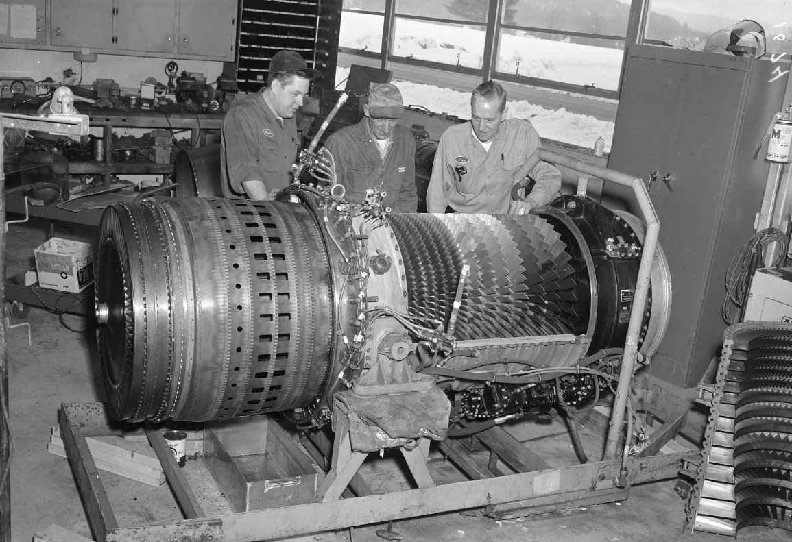 Graham Doskoch (@astrohde) on Twitter photo I'm gonna start a thread of weird radio astronomy history. Let's have some fun.
1) Here's three guys at <a href="/GreenBankObserv/">Green Bank Observatory</a> in the mid-60s looking at a Rolls-Royce jet engine used by NRAO to clear snow and ice from the 300-foot telescope for a few winters. (Credit NRAO/AUI/NSF) I'm gonna start a thread of weird radio astronomy history. Let's have some fun.
1) Here's three guys at <a href="/GreenBankObserv/">Green Bank Observatory</a> in the mid-60s looking at a Rolls-Royce jet engine used by NRAO to clear snow and ice from the 300-foot telescope for a few winters. (Credit NRAO/AUI/NSF)