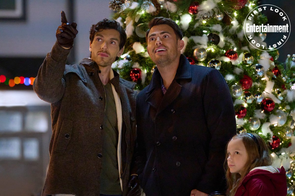 ¡Mis navideñas! 🍿🎄 Hallmark lanzará su primera comedia romántica navideña con una pareja gay de protagonista 👉 bit.ly/3SEjDwj