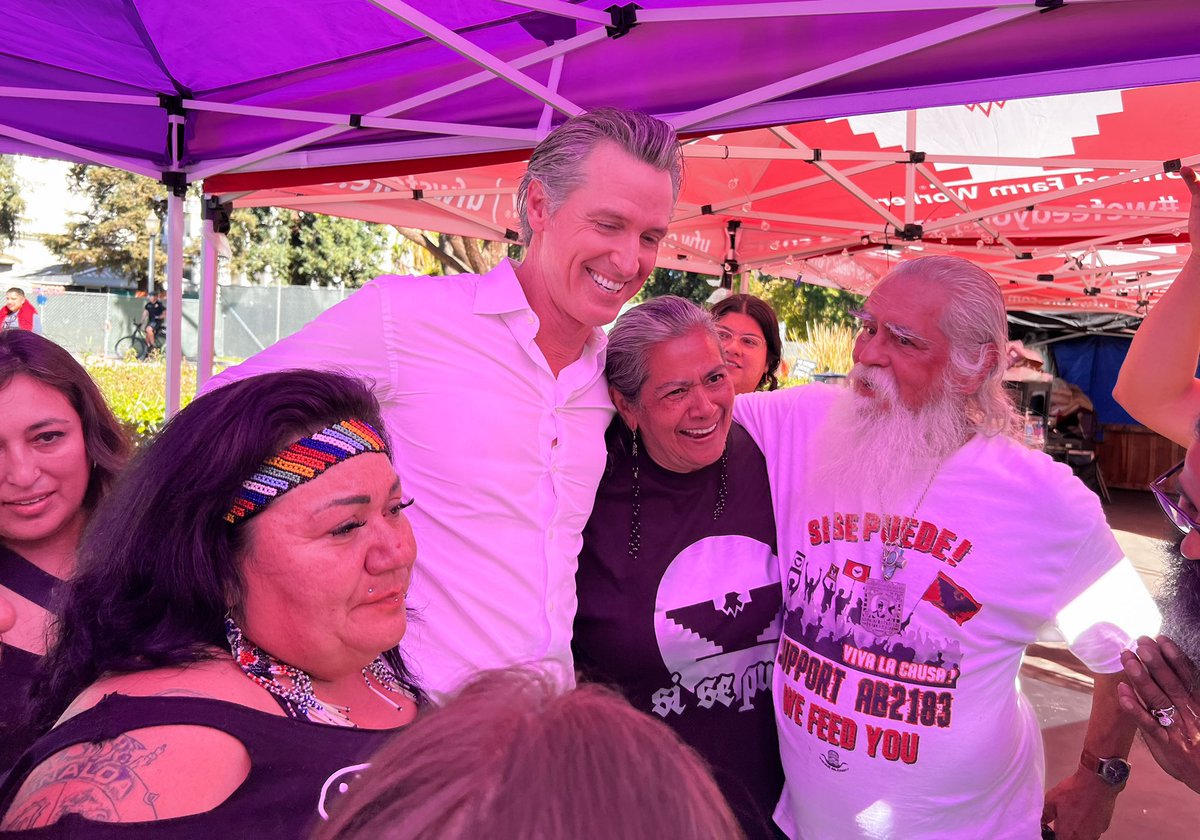 CA’s farmworkers are the lifeblood of our state &amp; have a fundamental right to unionize and advocate for themselves in the workplace.

Alongside advocates and farmworkers outside the State Capitol, Governor <a href="/GavinNewsom/">Gavin Newsom</a> signed legislation expanding union rights for farmworkers. ✊🏽
