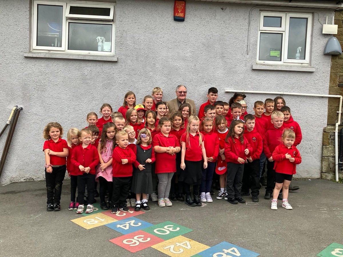 ysgllanllwni's tweet photo. Diwrnod arbennig yn croesawu Dafydd Iwan i’r ysgol i gynnal sesiwn i greu cân i ddathlu ein cynefin! 🏴󠁧󠁢󠁷󠁬󠁳󠁿#ymaacacwllanllwni https://t.co/JkZspibbgb