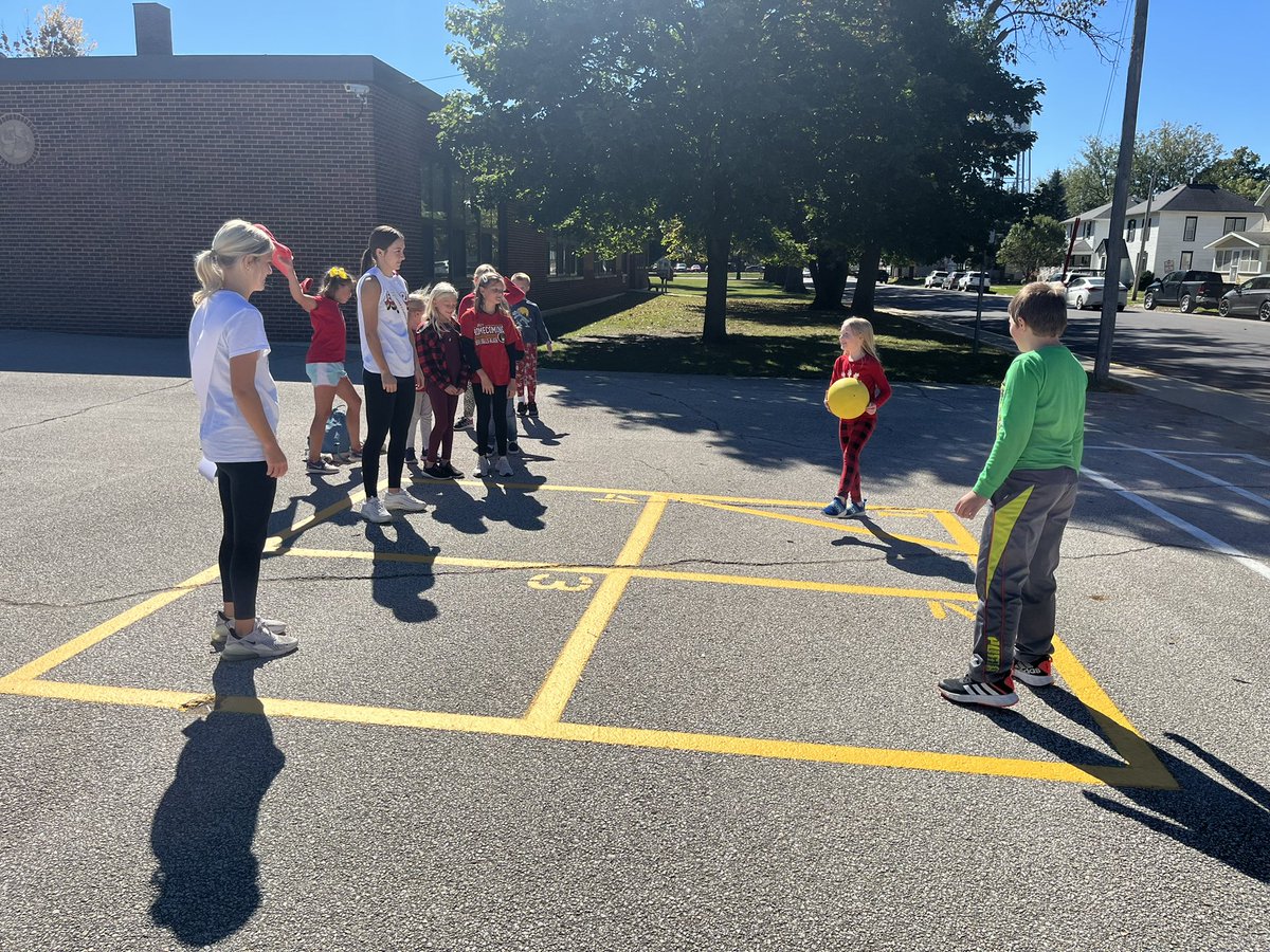 FettKyle's tweet photo. No, those aren’t big third graders. Elementary students were excited to have IFAHS seniors visiting today to eat lunch and play at recess before the pep rally. #ifacadetpride https://t.co/1m2zjLpHX5