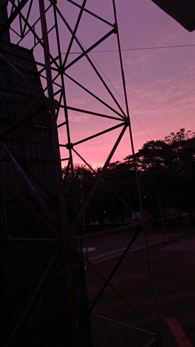 Dulu aku selalu benci dengan pagi, kenapa? Karena setiap pagi ibu atau bapak ku selalu membangunkan ku untuk sholat. Tapi sekarang hal itu sangat ku rindukan di kota rantau ini. Tidak ada lagi suara yang tiap pagi membangun kan ku dengan begitu penuh kasih sayang. 
*Perihal rindu