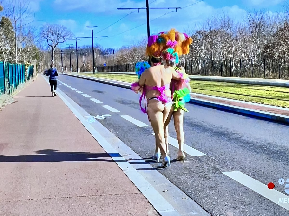 annacecidreamer's tweet photo. Come chiudere col botto questa prima puntata.. 🤣🤣🤣🤣 #Emigratis @piodantini @amedeogrieco https://t.co/gn0ddnZWoh