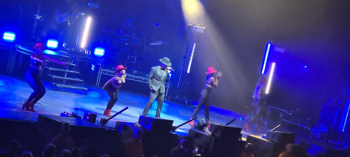 MarieMcglinchey's tweet photo. Brilliant night with my bestie ❤️ @shell_in_notts @NeYoCompound @nottinghamarena #classicclassics #futureclassics https://t.co/2GeiGrFLBD