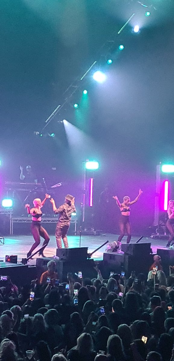 MarieMcglinchey's tweet photo. Brilliant night with my bestie ❤️ @shell_in_notts @NeYoCompound @nottinghamarena #classicclassics #futureclassics https://t.co/2GeiGrFLBD