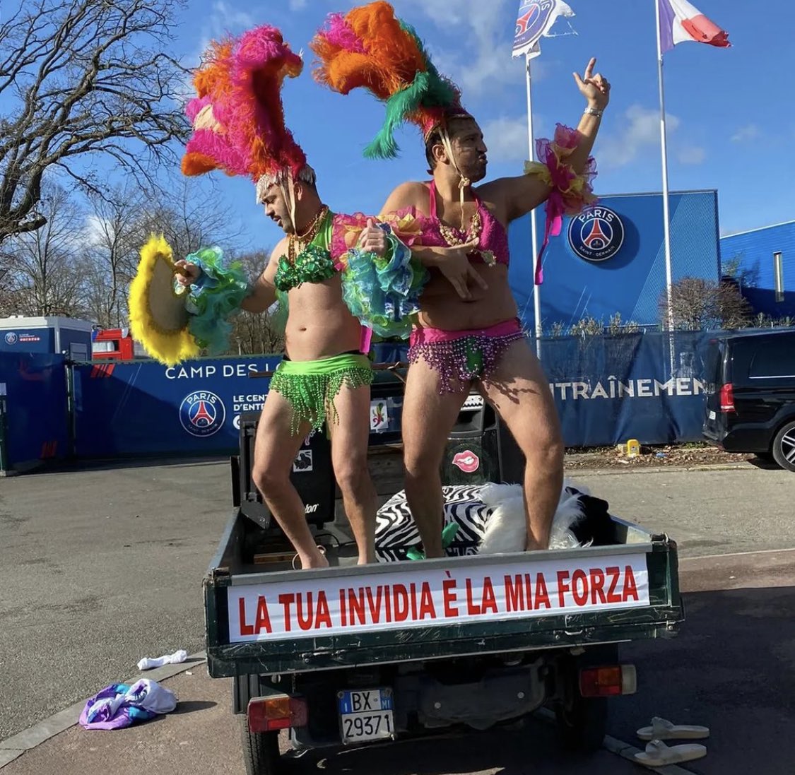 L'ironia può abbattare qualsiasi muro. Anche quelli d'oro. #Emigratis