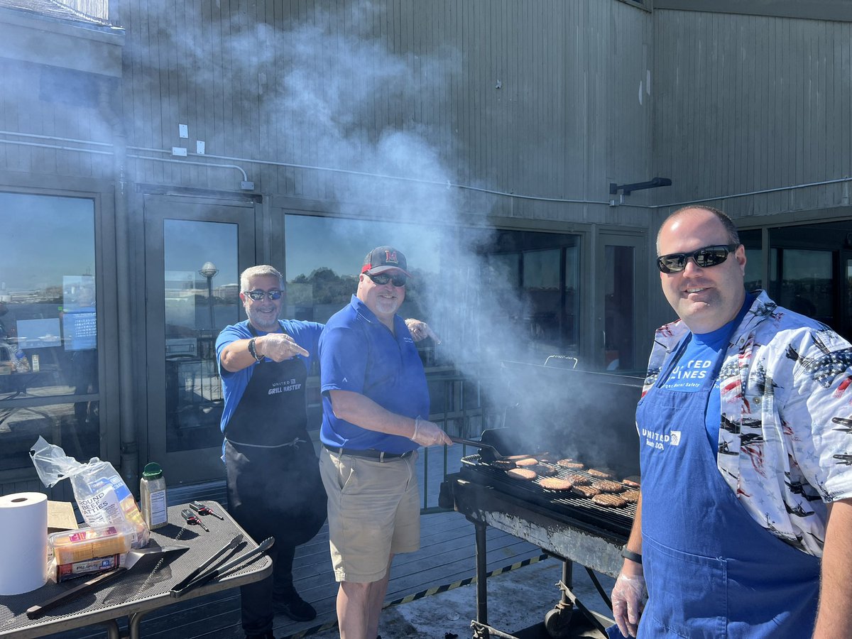 Thank you #TeamDCA ✈️🌭🍔👷🏽Lots of engagement, great safety culture sharing with AO & TO GSE coworkers. Thanks @AOSafetyUAL for the partnership. #Goodleadstheway #BeingUnited @JohnK_UA @kristin_fiore @SashaJDC @GwenBee1199 @david_a_overall @mechnig