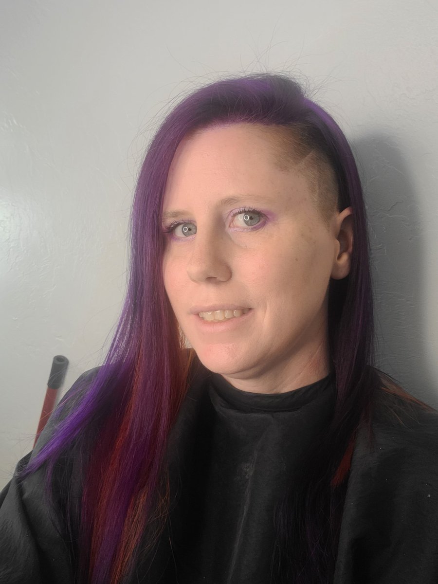twiggielove's tweet photo. Hi new style. It's a new me!
#hairstyle #fashioncolor https://t.co/q1XL7YYRtH