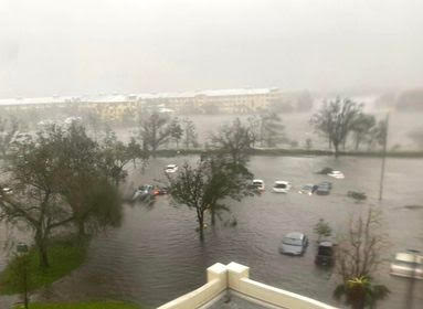 BayNews9Jeff's tweet photo. NEW: Lee Health has evacuated the first floor of HealthPark Hospital in Lee County. We now have a picture of the flooding. 

Praying for safety for patients, doctors, nurses and staff. #HurricaneIan https://t.co/WIUwwnBb3n