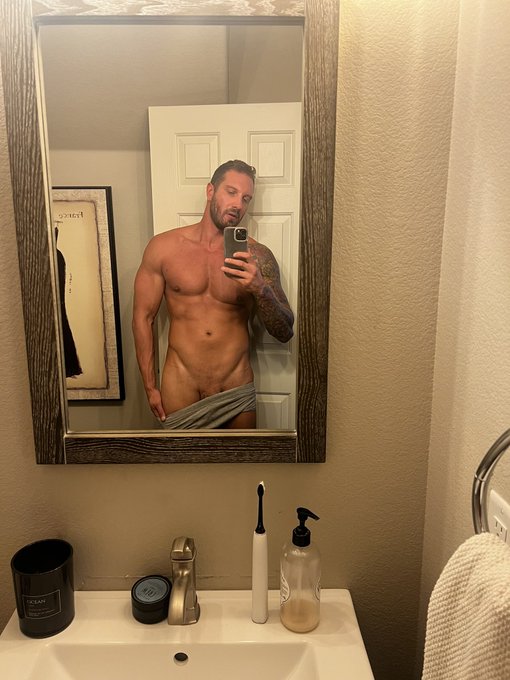 It&rsquo;s a selfie kinda day. https://t.co/Sr1IKuB0EF<a href="/tag/bear"class="tags"><span>#bear</span></a>