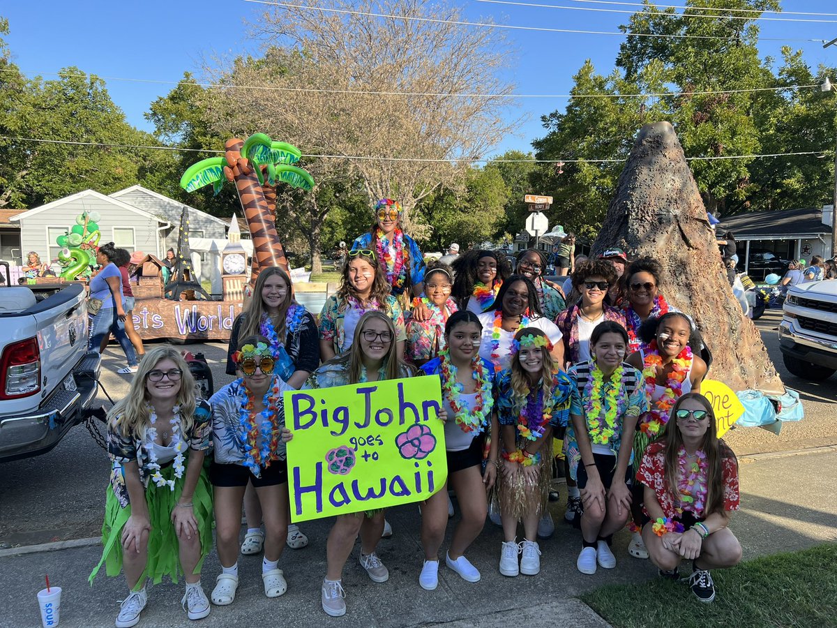 FarmersSoftball's tweet photo. Our #ohana ready and fresh to def for Big John Does Hawai’i. #BigJohnsBigVacation #LHSHomecoming #125Years https://t.co/rL6SYp54l9