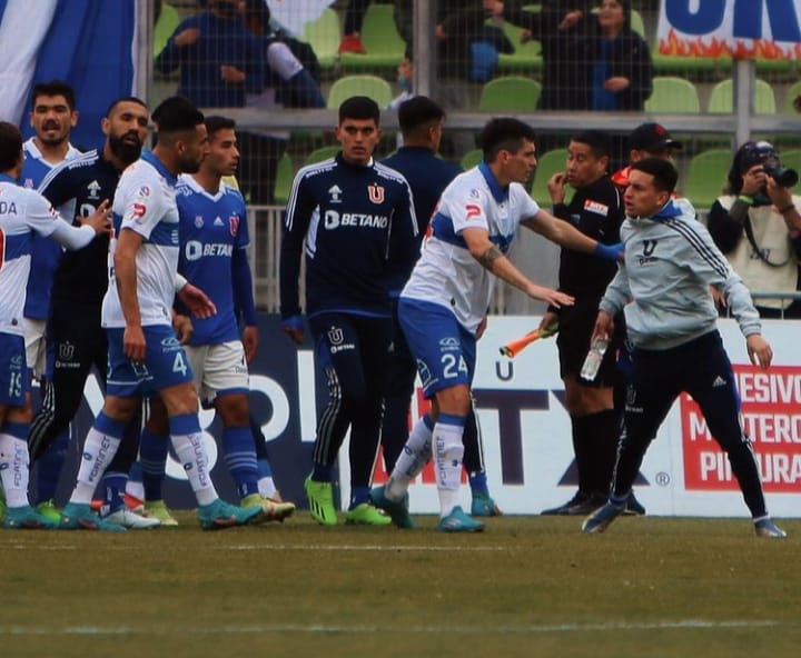 U_LOSDEABAJO's tweet photo. ¡Fuerza Martín Parra!

Cómo Barra Los de Abajo queremos expresar gran apoyo a nuestro portero que la tarde de hoy fue alcanzado por artificio mientras se desarrollaba el clásico universitario.

En tu primer partido defendiste la camiseta como corresponde demostrando el nivel... https://t.co/t3tS35M6AQ