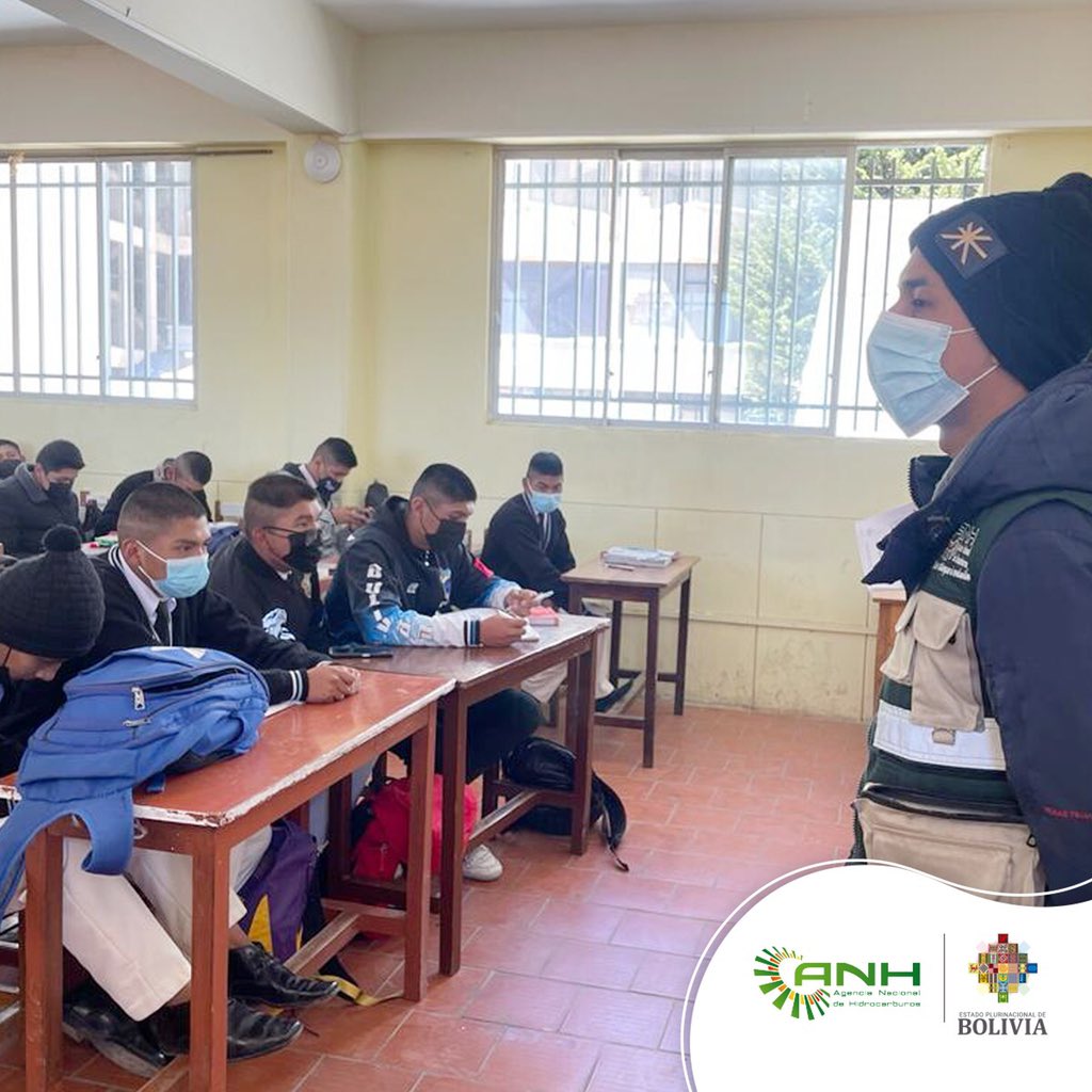 AnhBolivia's tweet photo. 🌱🏃🏽‍♀️🏃🏾 Alumnos de la Unidades Educativa María Magdalena, y de los colegios Bolívar y Antofagasta, se suman a la #Bio10K de la #ANH “Sigue la carrera de los Biocombustibles”, en apoyo a la vida y el medio ambiente.
¿Y tu, ya te inscribiste?

#Bio10K https://t.co/lyfts2uLwD