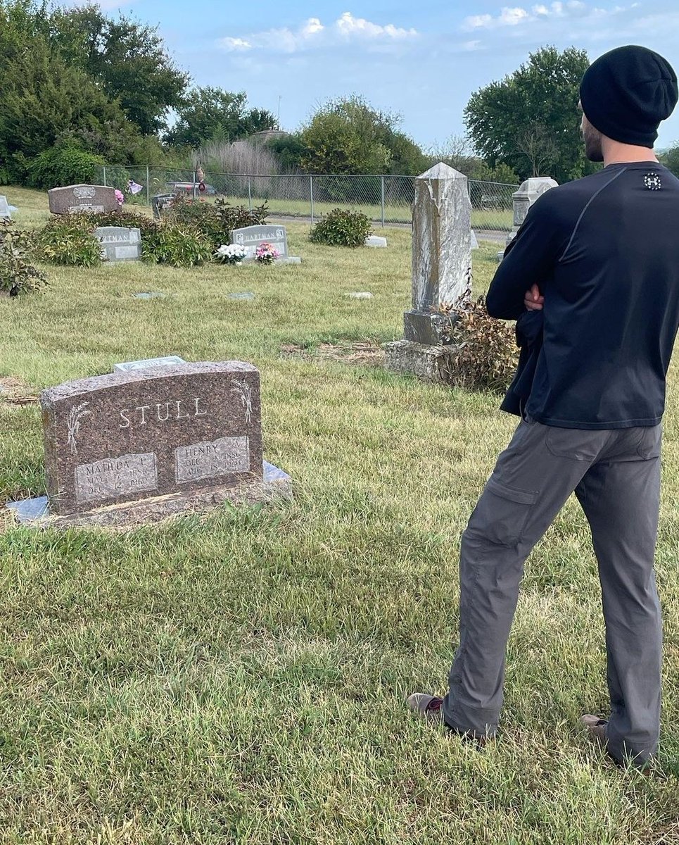 Walker Source ⭐ on Twitter ".jarpad at the Stull Cemetery in Kansas ⭐"