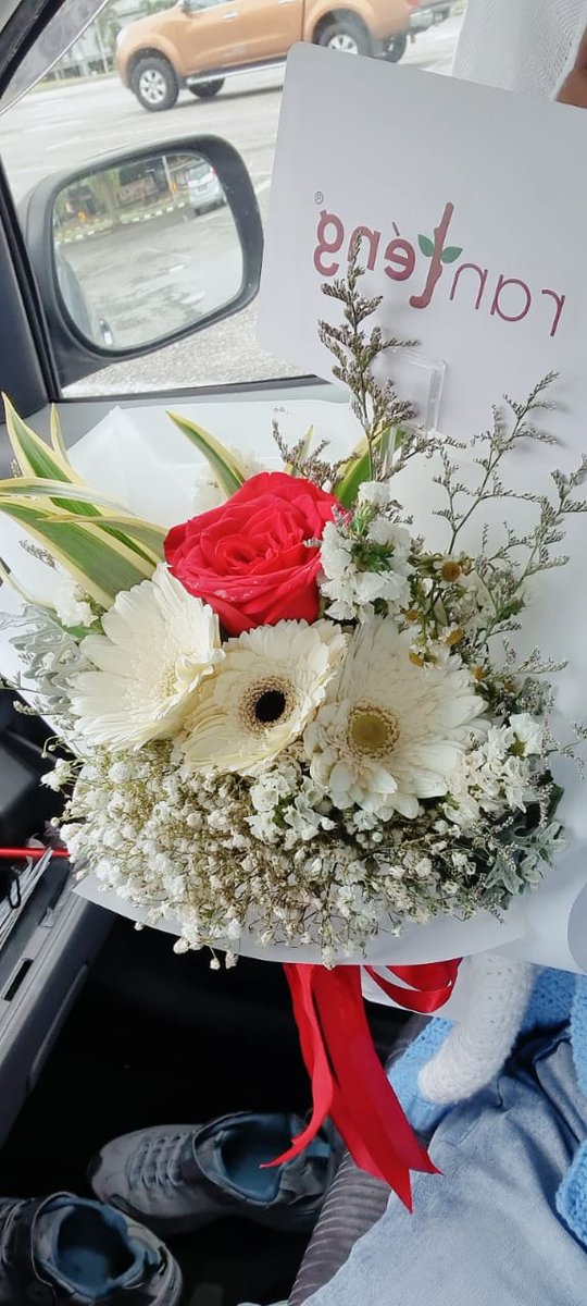 aslynn__'s tweet photo. Assalammualaikum korang, dah dapat suprise bunga ke belum? 🫣🤣 @rantengfloret https://t.co/6CceFTaU25