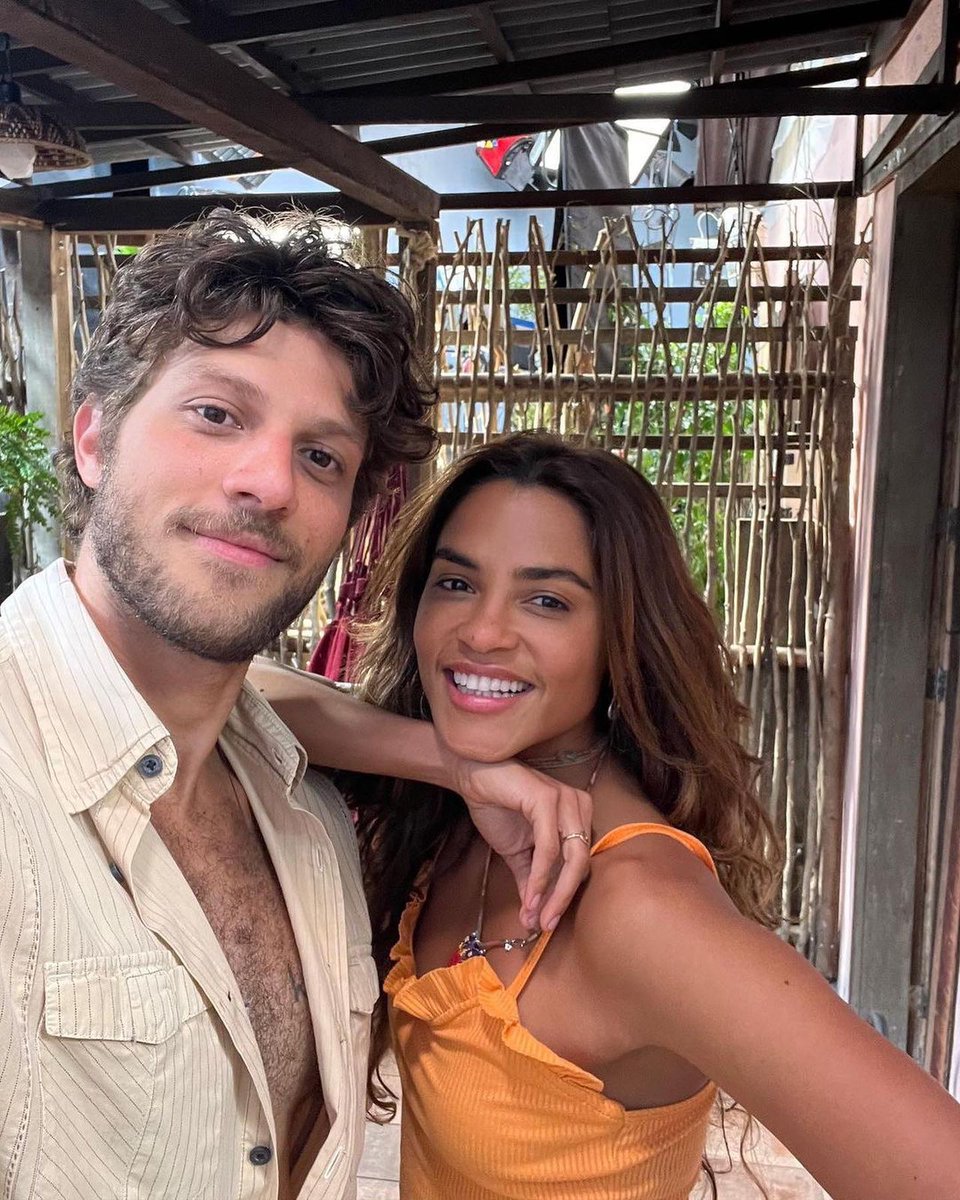 Simplesmente <a href="/LucyAlves/">Lucy Alves</a> e <a href="/chaysuede/">Chay</a> passando na timeline para lembrar que #Travessia tá chegando 🥰