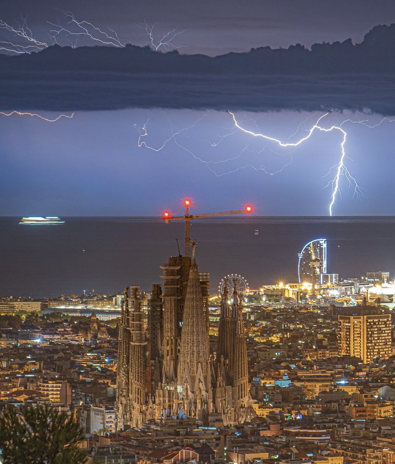 Avui he vist aquesta foto tant impressionant, i tinc una curiosidad per qui en sàpiga, està " tunejada", no? Aixó del creuer al fons no em convenç...