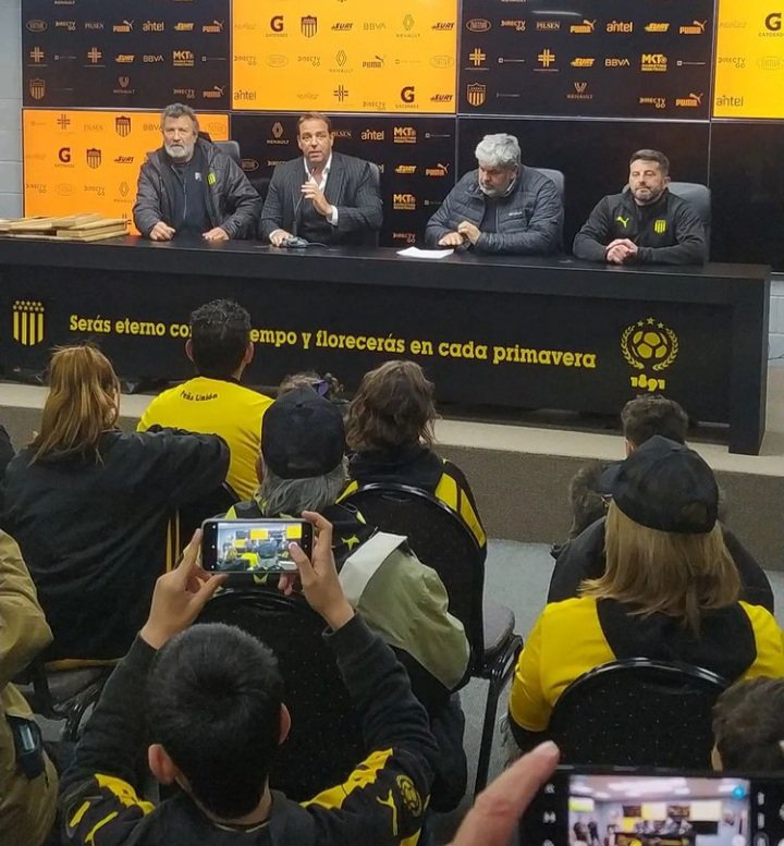 PabloMPrado's tweet image. Hermosa jornada de entrega de premios a @BarriosCAP e @interiorCAP en la previa del partido.
Gracias a todos los que anónimamente hacen cada vez mas grande a Peñarol.
Vamos las Peñas !!