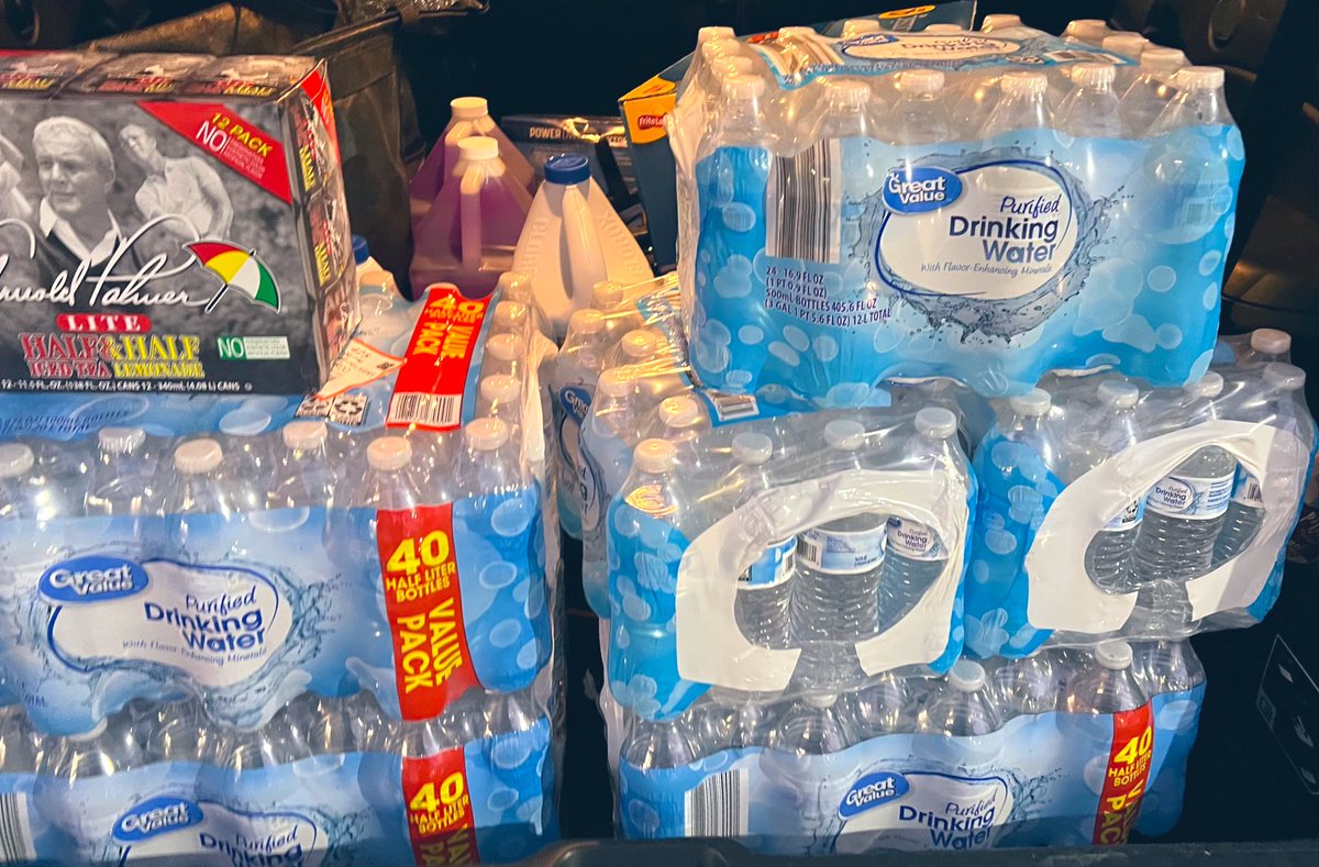 DivaDash722's tweet photo. [6] CASES OF WATER delivered ✅✅ $15 TIP PROMISED $0!! 👎👎 Customers are ordering water in bulk due to the hurricane and not tipping! I am speechless at how horrible human beings can be! 😩😭 #pos #tipbait #walmartspark #customer #hurricaneian #instacart #walmart #delivery #ian https://t.co/kpNQLu2PPq