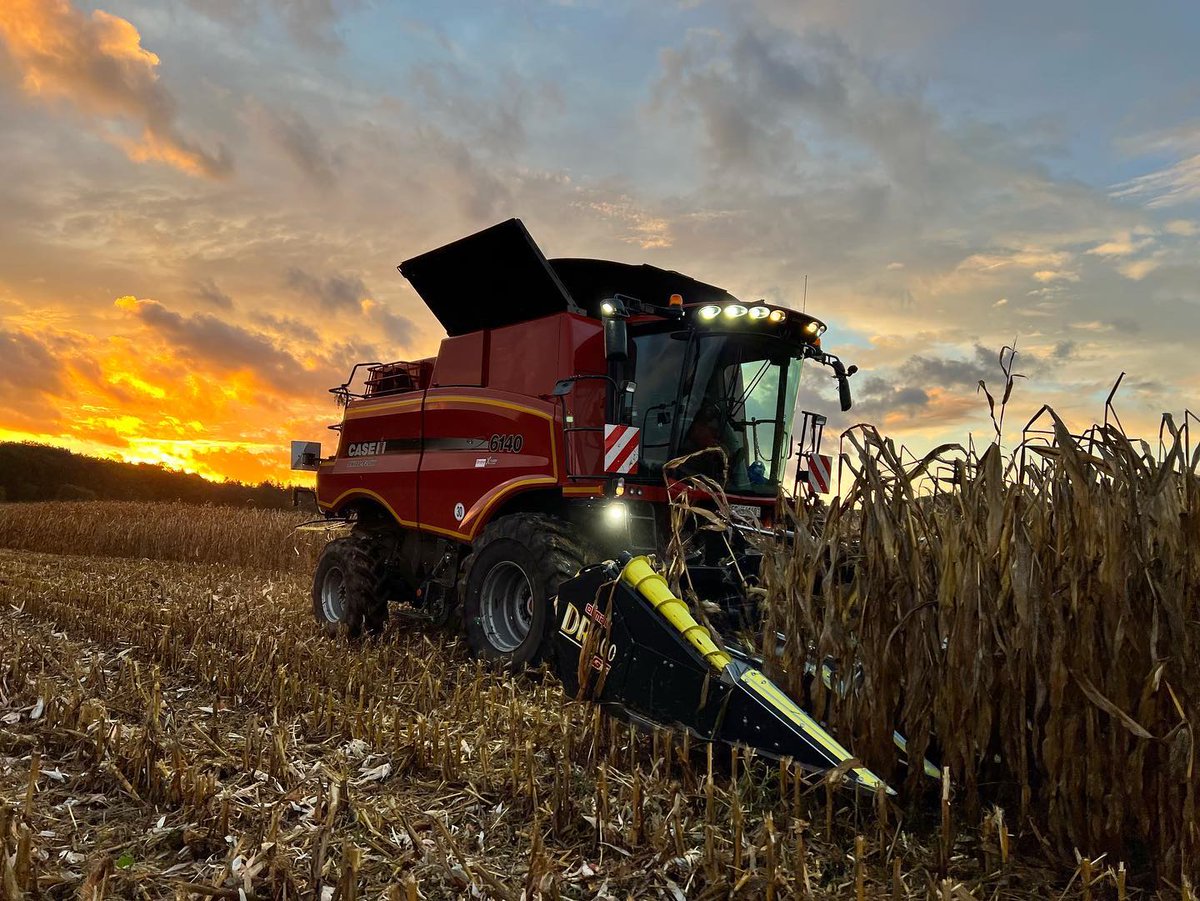 profiMagazin's tweet photo. "Unser Neuzugang ein #Case IH 6140 Axial Flow mit dem #Olimac Drago GT", schreibt Matthias Kampfl zu dem Bild per Nachricht. https://t.co/slrarNqRnL