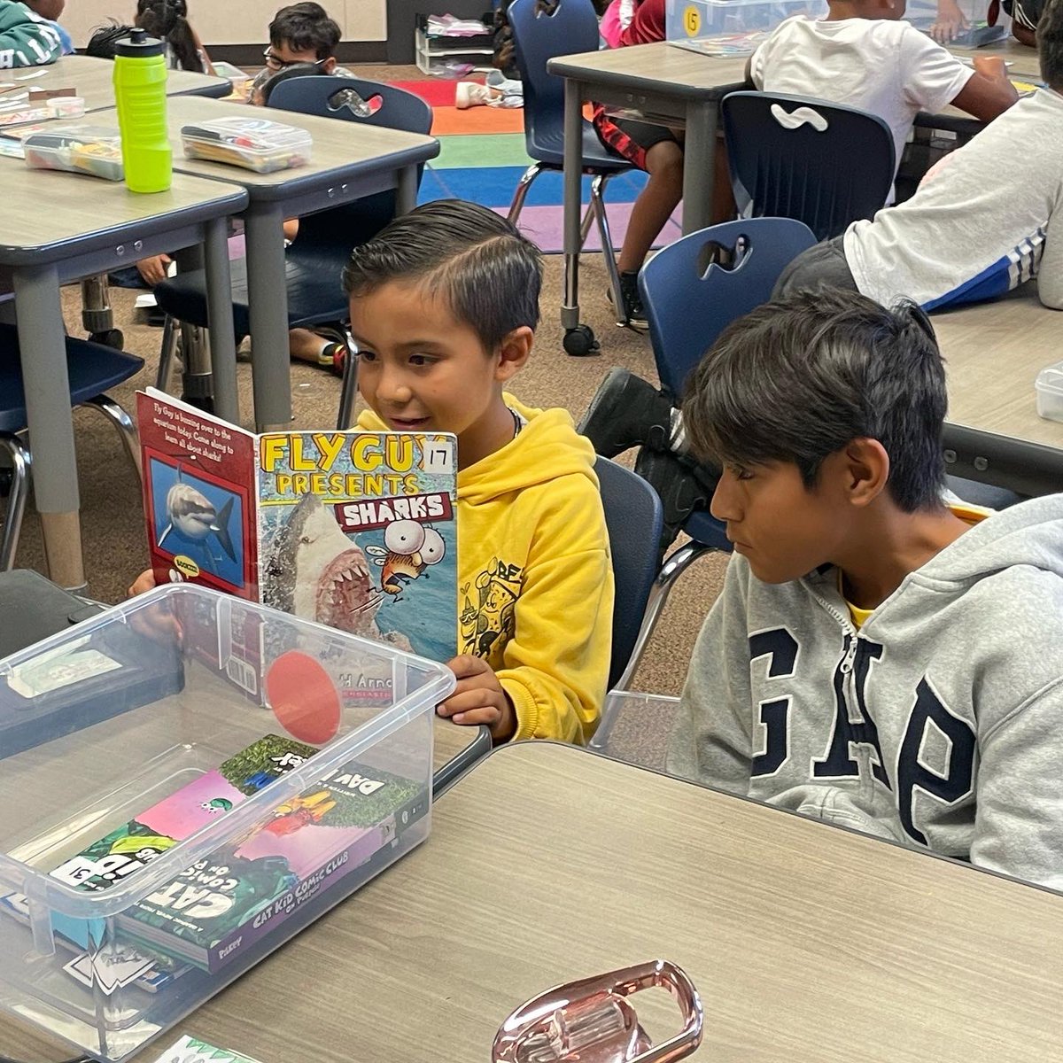Reading Buddies are back at Del Río! Today, a 2nd grade class began partnering with the 4/5 combo class! Students built relationships, confidence, and social skills. #itsagreatdaytobeaviking💚 @OsideUSD #DestinationOside