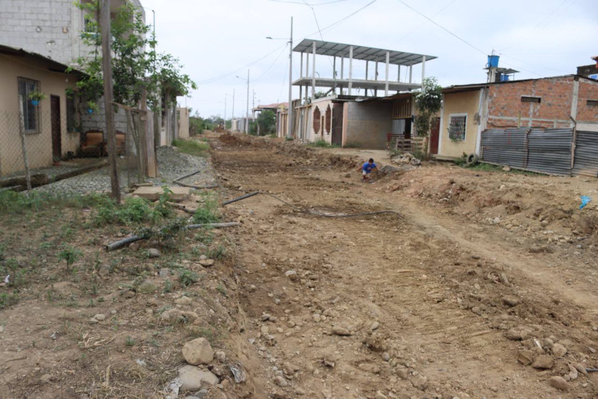 BOSQUE 2
#LAregeneraciónVial #Asfaltado

Continuamos con los trabajos de mejoramiento vial en la Cdla. El Bosque II y Jardines de Conchales; adicionalmente, el material petreo es colocado en los lugares bajos de estos dos sectores donde se lleva a cabo la apertura de calles
🫡