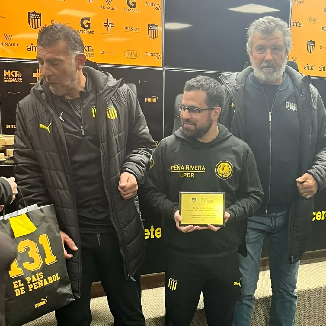RIVERATODOMANYA's tweet image. Hoy en el Campeón del Siglo la Peña Rivera "El Profe Pablo Javier Bengoechea " recibió el reconocimiento al trabajo social realizado durante 2021. 

⭐En memoria de nuestro compañero de Peña Roberto 

#131AñosDeGloria 
#ElPaísDePeñarol 
#Decano 
#RIVERATODOMANYA