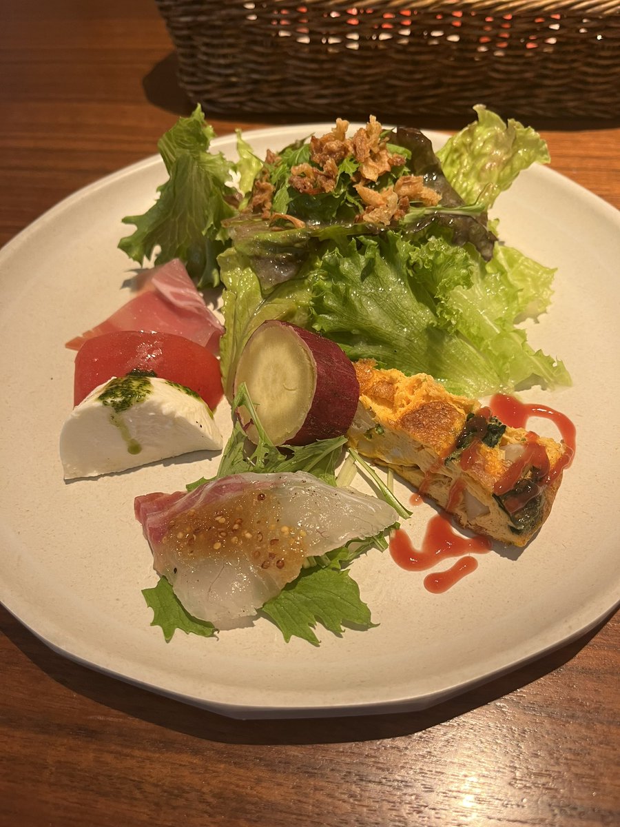 naaase27's tweet photo. 考え事したくて近所のパスタ屋さん。初めて来たがうまいし、いい雰囲気やし空いてる🙆‍♀️笑　最近食欲ない病やったけど、全開に戻った。笑　さて、今から娘の懇談。初めての経験。笑　何聞こう。 https://t.co/5N6xGOkREl