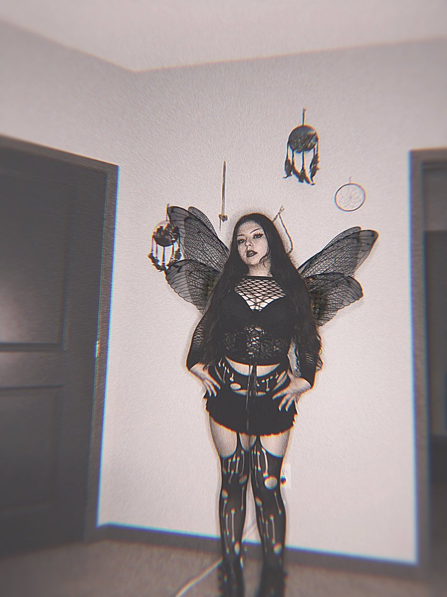 neptuneecstasy's tweet photo. I wish I always had fairy wings

#alt #altgirl #alternative #fairywings #fairyedit #altfairy #alternativefashion #altfashion #ootd #gothfairy #hipdips https://t.co/Xf4kNKPpeN