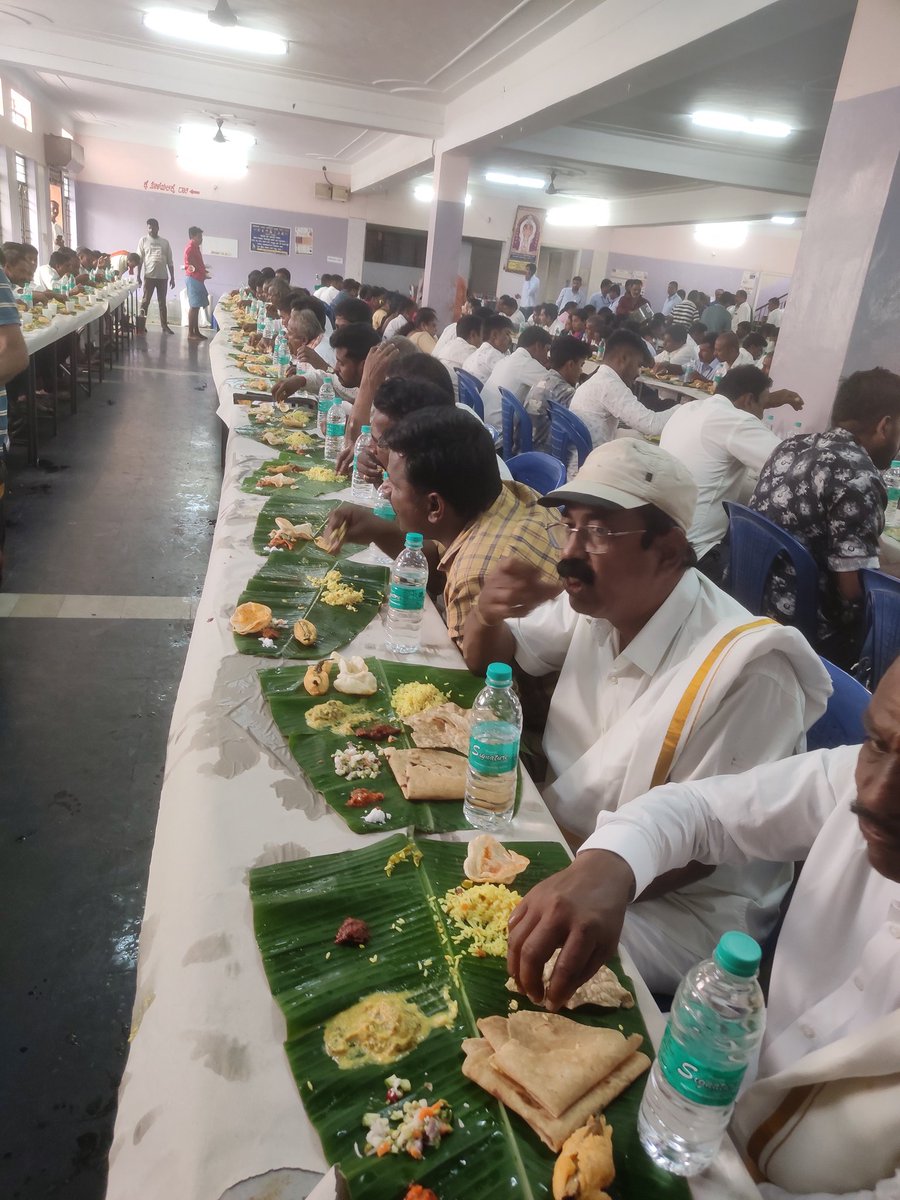 shhargiVK's tweet photo. ವಿಕ #ಹೈನುಹೊನ್ನು ದಾವಣಗೆರೆಯಲ್ಲಿ ಸಂಭ್ರಮದಲ್ಲಿ ನಡೆಯಿತು. ಸಾವಿರಾರು ಜನ ಹೈನುಗಾರರು ಖುಷಿಪಟ್ಟರು.
Great concept 👏@katranjeet @Sudarshanvk2
@AragaRaviVK @raju_yathi @editor_vk @vkbrand2018 @AbhijithCe
#Shimul #KMF https://t.co/NPgdiFcPKq