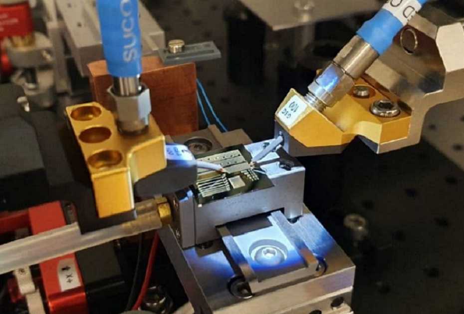 <a href="/ong_ethz/">ONG_ETH</a> has an open PhD position in Integrated Quantum Photonics. Join us <a href="/ETH_physics/">ETH Physics</a> by applying online ✨️ jobs.ethz.ch/job/view/JOPG_…✨️ and come for the 🛷🏔🚵‍♀️🧀🍫 #photonics #optics #academicjobs #AcademicTwitter