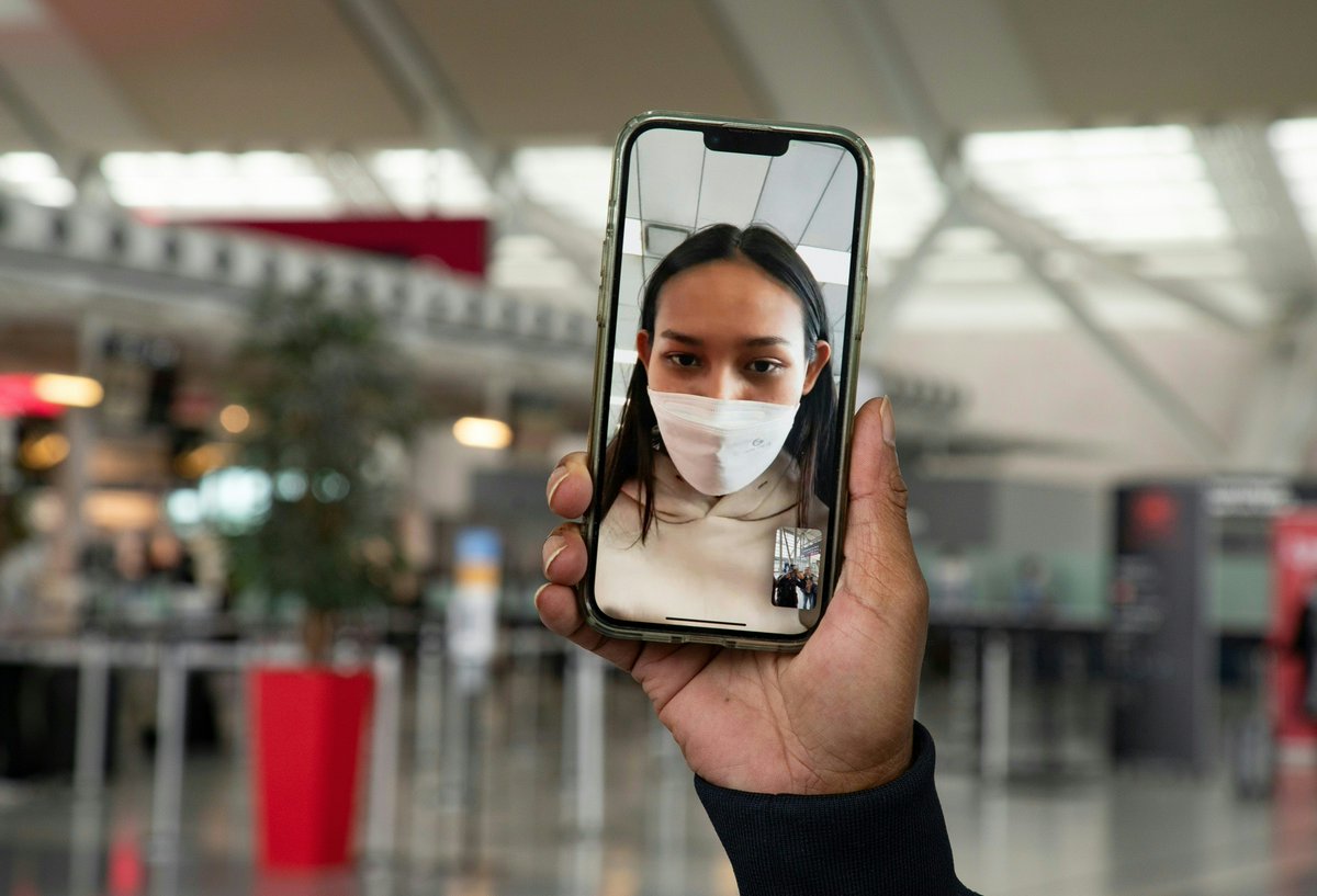 MizzimaNews's tweet photo. #Myanmar Beauty queen #HanLay speaks by video call during her arrival at Toronto Pearson International Aiport while she waits for a conection fly to Charlottetown in #Toronto, September 28, 2022. (Photo by Jorge Uzon / AFP) https://t.co/i2qs2bWef6