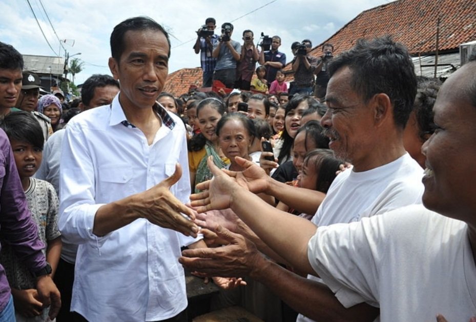 Bedanya SBY vs Jokowi.

SBY memantau rakyat diatas gunung, dia senang², dia karaokean sambil ngelukis pemandangan indah meskipun pada saat itu rakyatnya kesulitan dan kader partainya pesta pora korupsi duit negara.

Jokowi saban hari mengunjungi rakyatnya tanpa kenal lelah.
