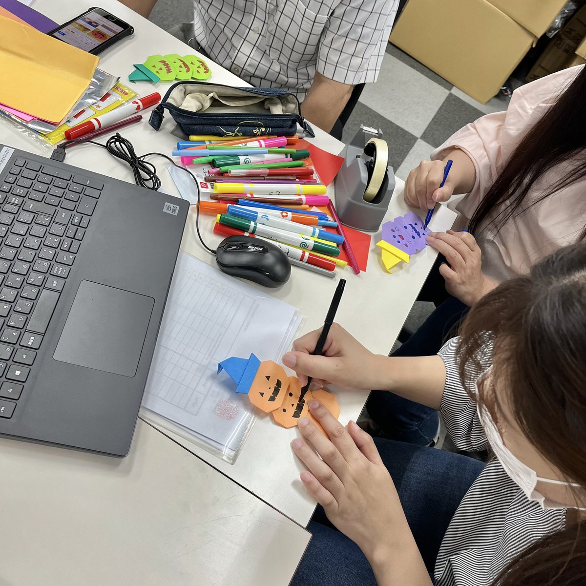 OrangeWorks2022's tweet image. スタッフと利用メンバーでのミーティングで、ハロウィン企画をやる事になり、その飾りを昨日、皆で作りました。
それぞれの個性が出ていて、
かわいく出来ていたので、完成したものはまた後日アップします🎃
笑いの絶えない賑やかな１日でした。
#オレンジワークス
#orangeworks
#利用者募集