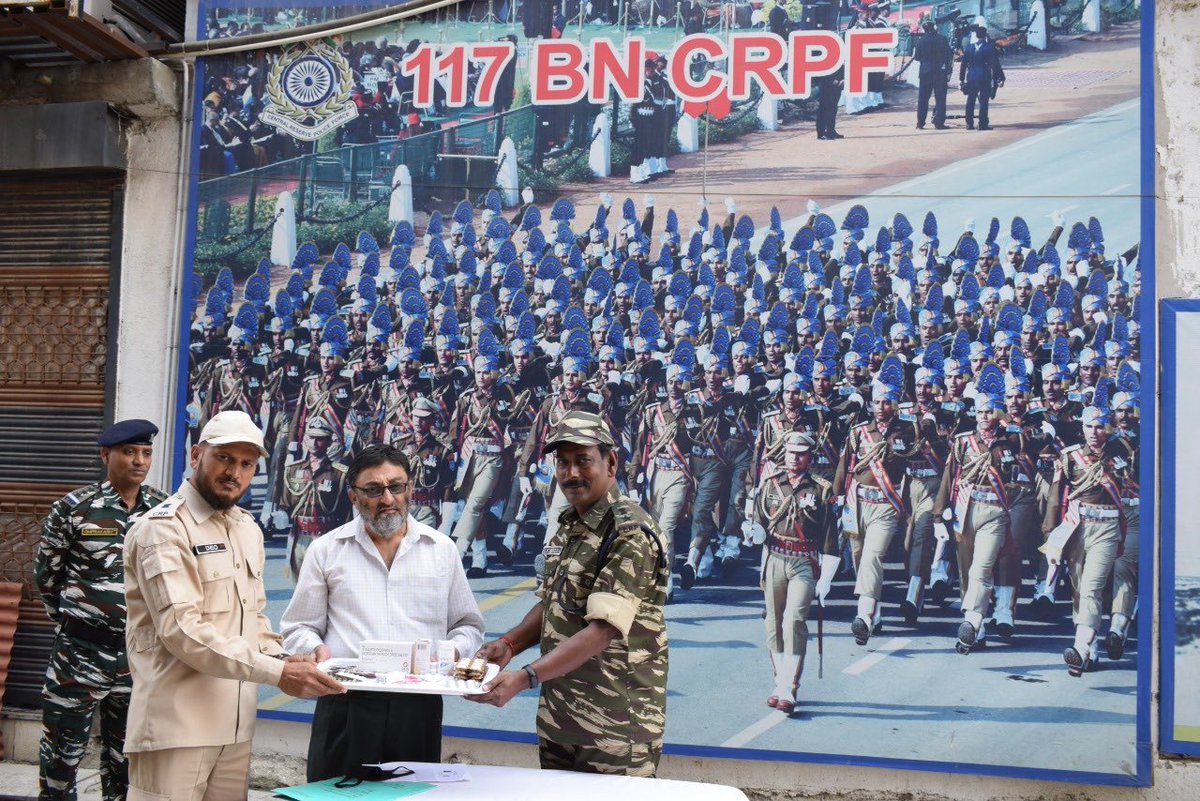 SuryaMa45287129's tweet photo. 117 Bn  CRPF provided life saving medicines to a local of Natipora, Srinagar, He has approached CRPF through Madadgar help line.
“Sentinels of heaven one one seven” https://t.co/vb9HsTxztn
