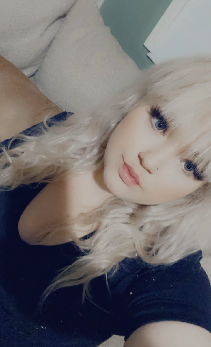lipsnlighters's tweet photo. High key miss being blonde with the bangs 😭 next year when my hairs healthy again I’m going back https://t.co/cv6iKqRKx0
